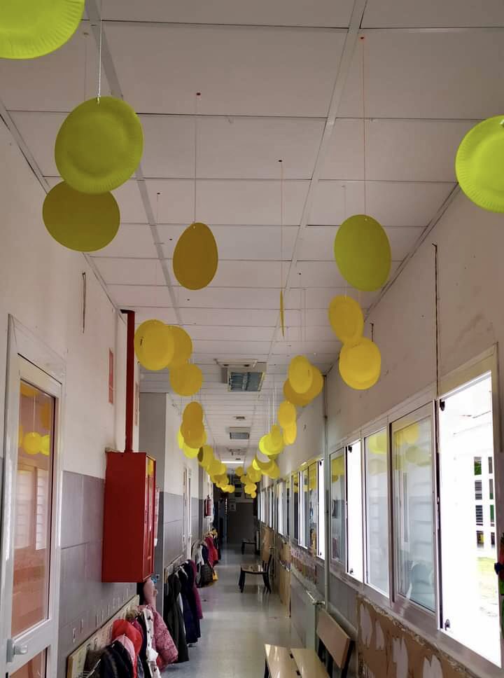 AytoSanJuan's tweet photo. 🕊Hoy “Día de la Paz”. Los centros educativos de #SanJuandelPuerto han celebrado durante esta semana interesantes actividades. Desde decorar los pasillos con círculos de luz que alumbren el final de la pandemia, hasta cartelería o murales con múltiples deseos de nuestro alumnado. https://t.co/0gKO8oFMr5