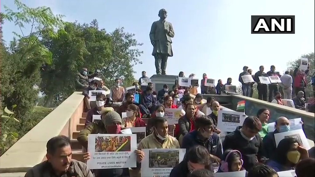 ANI's tweet photo. Delhi: Retired and current officers of Delhi Police, members of families of Police personnel who were injured in the violence during farmers' tractor rally on Jan 26th, and Delhi Police Mahasangh stage a demonstration at Shaheedi Park in protest against the attack. https://t.co/xBt1zarnJ5