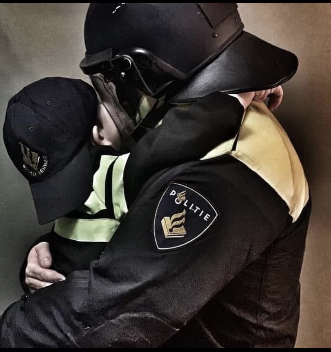 Zeer krachtige foto. Goed je in deze tijden te realiseren. Mensen werkzaam bij <a href="/Politie/">Politie Nederland</a> zijn ook dat. Mens, vader, moeder, zoon, dochter, buurman, -vrouw. Stress reducerende factoren zijn voor iedereen behoorlijk gereduceerd. Wees lief, juist voor hen die het t meest nodig hebben