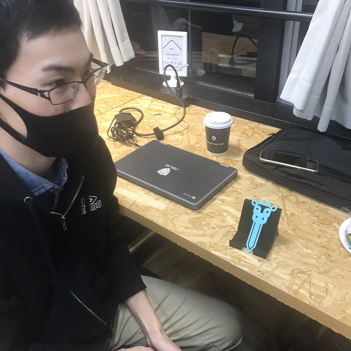 frontend_square's tweet image. 3Dプリンターでスマホスタンドを作ったそうです！
シェアハウスに8台あるそうです、うらやましい...！
#TokyoUppersBoost