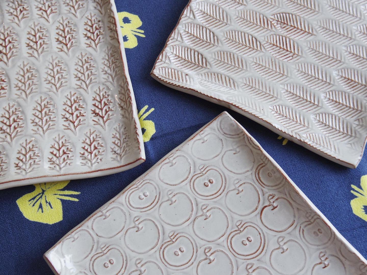 Miageru ナチュラルな青森の角皿 りんご ビバ ブナ それぞれモチーフを作り ハンコのように模様をひとつひとつ押しています どの柄も素敵で 迷ってしまいます Miageru 青森 青森市 桜川 ふじわら陶房 角皿 T Co Mzyxxjmx8u Twitter