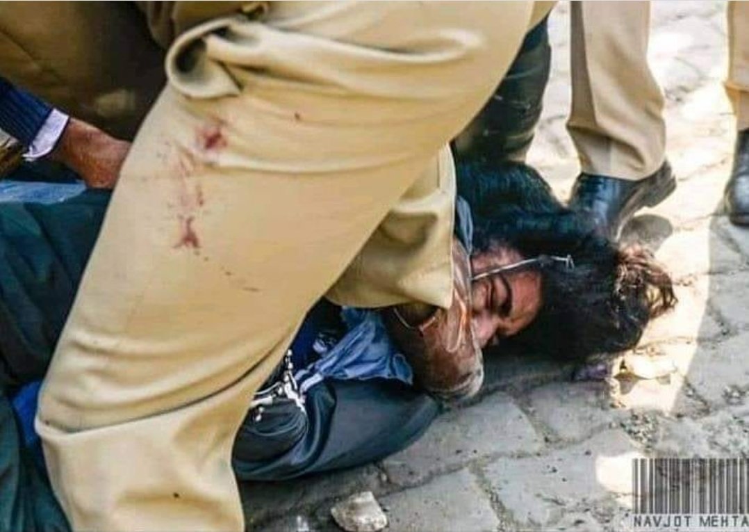 gursimar_7's tweet photo. ਫਿਰ ਕਹਿੰਦੇ ਸਿੱਖ ਬਾਘੀ ਹੋਗੇ।🚩
#FarmersStandingFirm 
#ModiPlanningFarmerGenocide 
#Sikhs #BJPGoonsAttackingFarmers #BlockGodiMediaOnSocialMedia #FarmersProtest @cvoule @antonioguterres @UN @JoeBiden @JustinTrudeau @KamalaHarris @BorisJohnson https://t.co/qdeQijOuiH