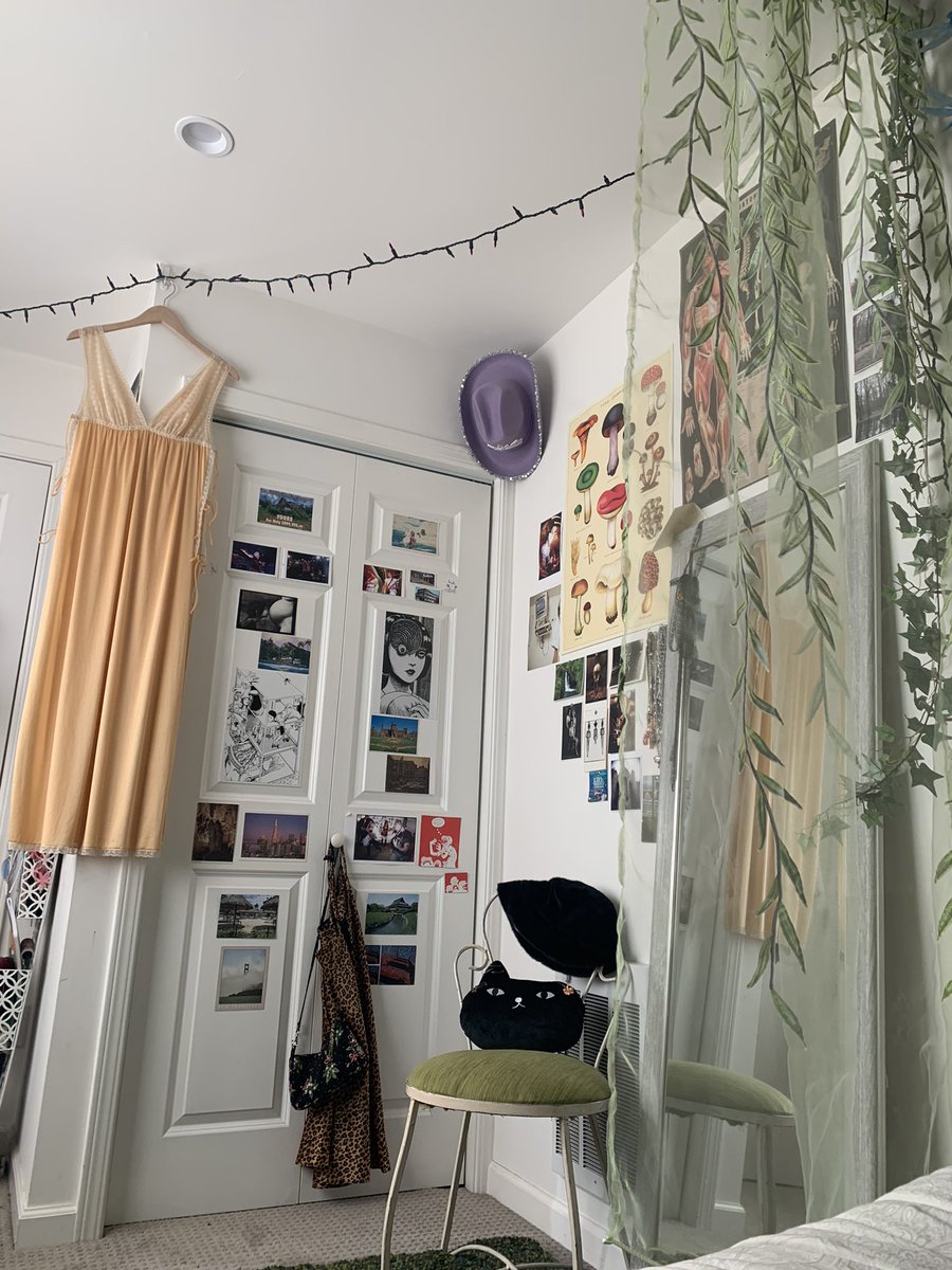 piercethec1aire's tweet photo. pics of my room no one asked for https://t.co/f1kac0WLbd
