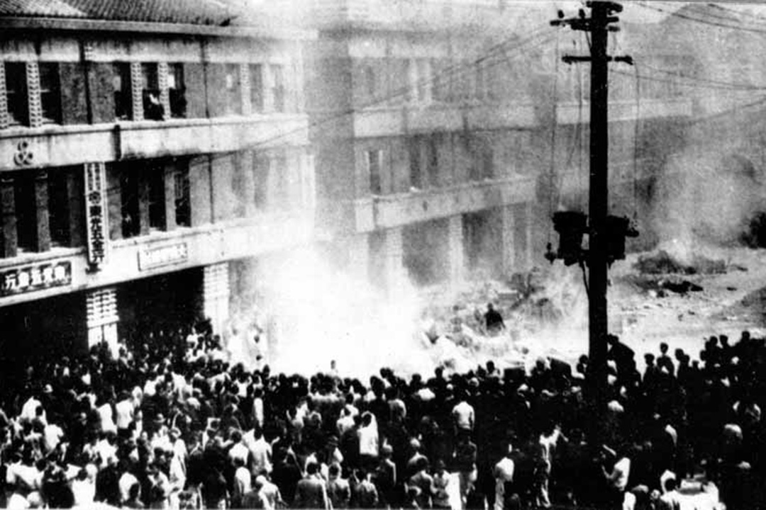 19/ The KMT party put down many uprisings and declared Martial Law in 1947 after the 2-28 incident on February 28th where the KMT killed tens of thousands of people