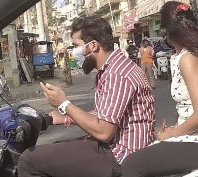 navinnarang's tweet photo. @blrcitytraffic KA05KY8425 at 9.45 am kannakupara main road before yelachanahalli metro station. No helmet, talking on mobile even while passing a traffic policeman. #nofear #norespectforlaw #toomuchdemocracy no challan straight license to be cancelled https://t.co/KAM1PMdPl2