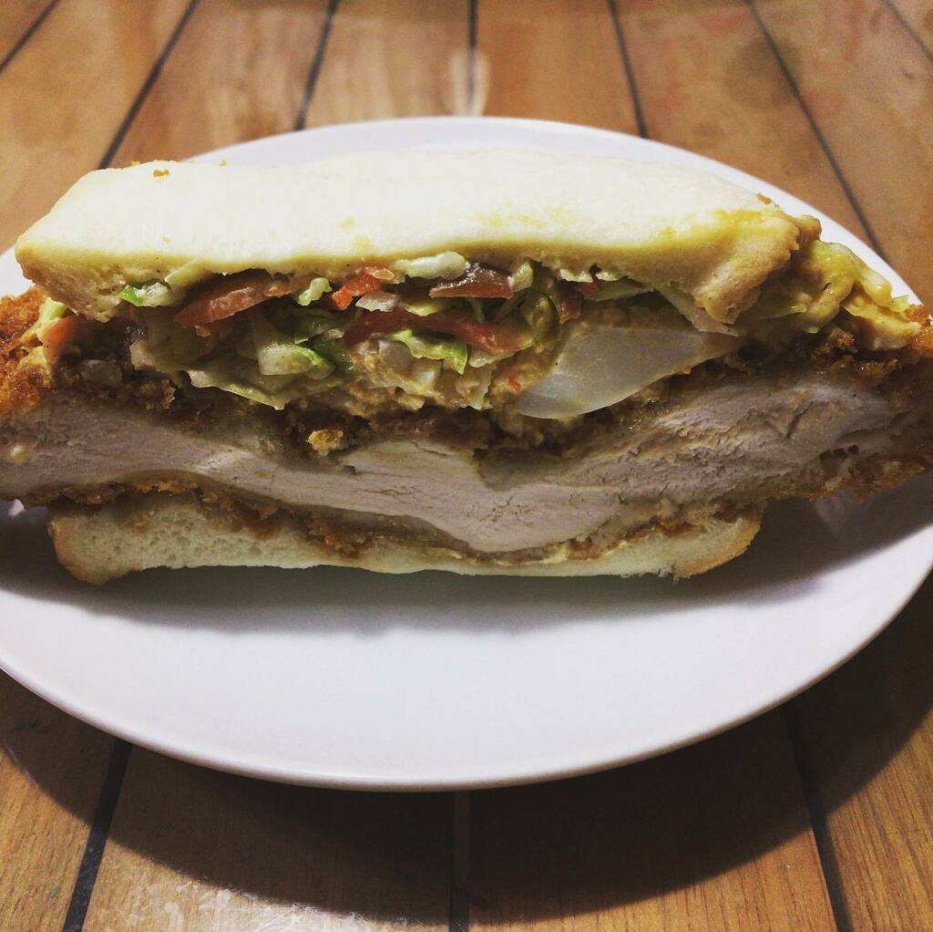claudioAT's tweet photo. みどりスーパー謹製
つくば鶏チキン南蛮ぱん¥380
チキンカツの存在感が凄い！
岩下の新生姜が絶滅なアシストを
しております！

#スーパーみどり  #つくば鶏 #チキン南蛮パン #岩下の新生姜 #costperformance #goodcostperformance https://t.co/CfoMubhJW7 https://t.co/YgWz9aqfsc
