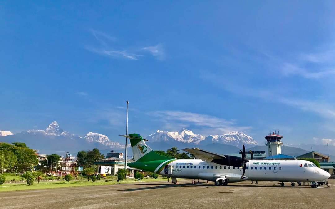 So honoured to be able to bring the new Nepal Head Coach, Dav Whatmore, up to see the wonder of Mount Everest this morning on Yeti Airlines! 🏔️

Dav flew with Aamir Akhtar, MD of the Everest Premier League and ex Nepal international, Direndra Chand.🇳🇵

#EPLT20 #MountEverest