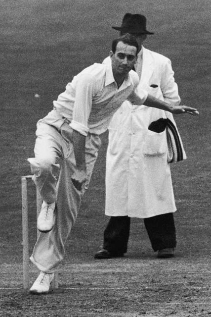 Thread: 170 wickets at 25.91, with a miserly economy rate of 1.94. Often unplayable, mostly unhittable.The greatest off-spinner the  #cricket world has seen alongside Jim Laker. Hugh Tayfield was born  #onthisday 1929. The following thread underlines his absolute mastery.