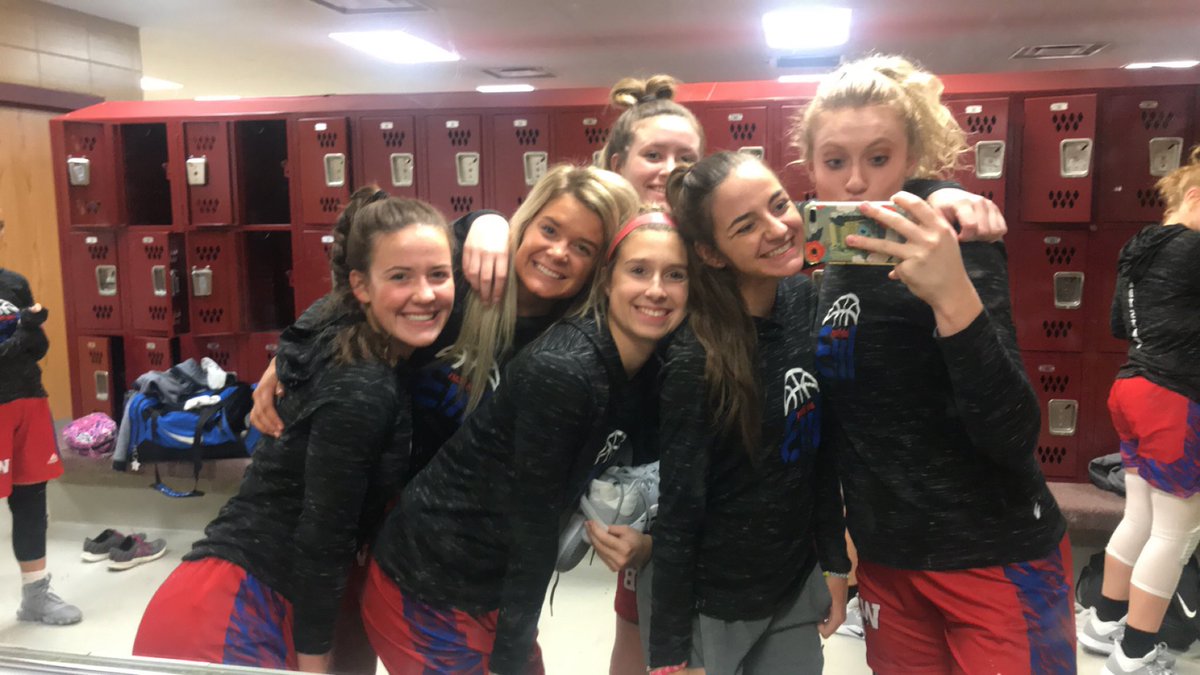 EmmyVoils's tweet image. at this point i would do anything to ball up one more time with my girls,, this is family forever