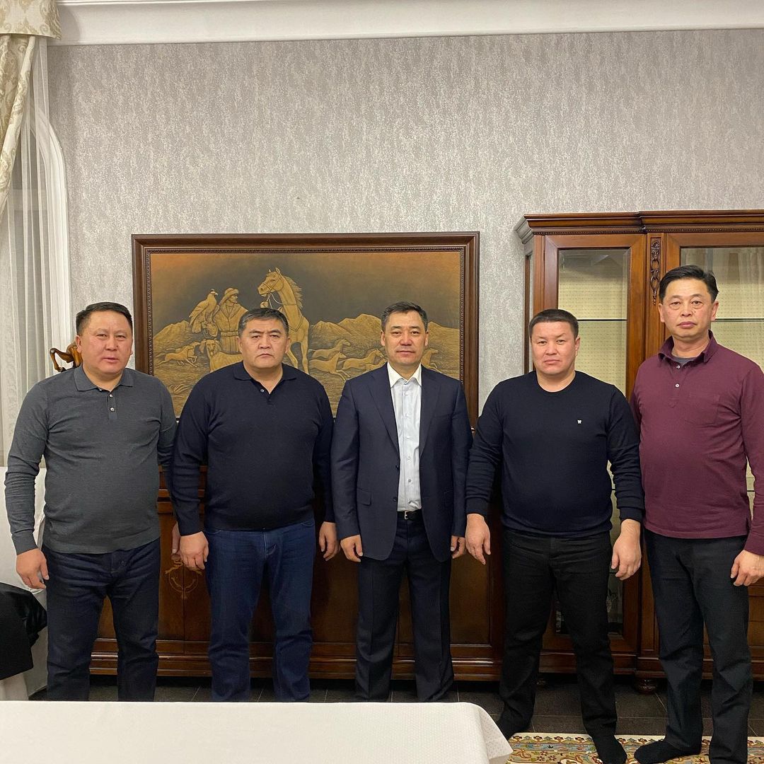 Урматтуу кыргызстандыктар! 

6-октябрдан бери миңдеген жарандарыбыз менен сүрөткө түштүм. Айрыкча октябрь айларында кабылдамага ар кандай иштер менен келген адамдардын баары сиз менен сүрөткө түшүп алайынчы деп суранса жок дей албайт экенсин. 

Уландысы ⬇️