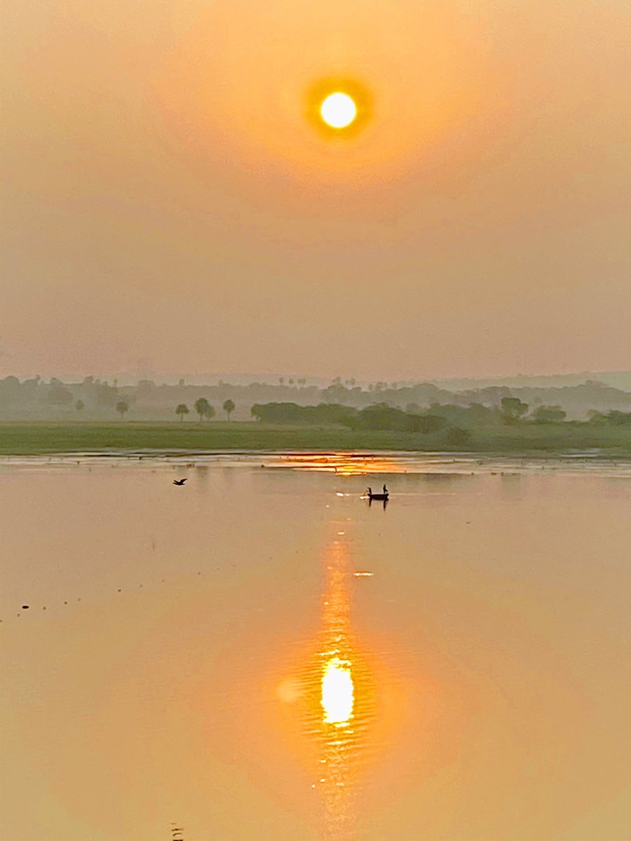 The sunrise 🌞 every morning is a beautiful spectacle! Sunrises are proof that after darkness there always comes light. But we must wait to see it 👈
#MyThoughts #MorningVibesAtRiverBank #lifequotes #Sunrises #NaturePhotography #OurTemplesOurPride
