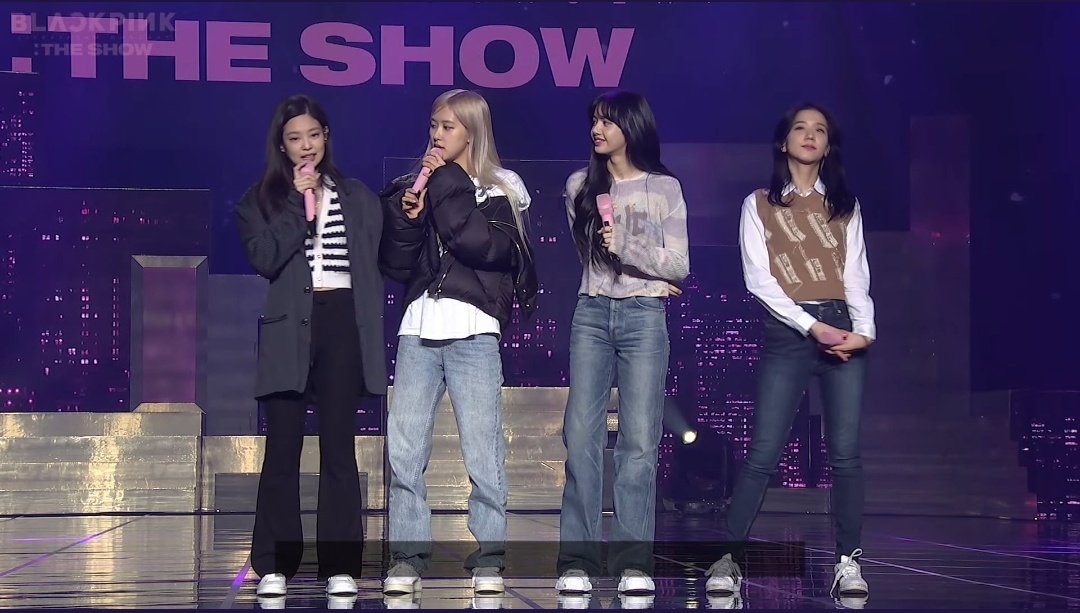 kkall_ee's tweet photo. Gemoyyy baru kali ini liat soundcheck kaya liat anak paud main di atas panggung wkwkw,tdi cuman 3 lagu tanpa choreo udah asik bett gimana besokkk🔥
BLACKPINK CONCERT TOMORROW
#THESHOW_SOUNDCHECKLIVE https://t.co/bzJ9sBgmuF