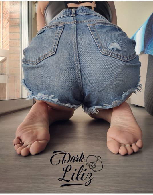 I lost something around here, can you please help me to find it? 🙄  #soleslover #gothicstyle #gothstyle<a href="/tag/sexy"class="tags"><span>#sexy</span></a><a href="/tag/feetlovers"class="tags"><span>#feetlovers</span></a><a href="/tag/toes"class="tags"><span>#toes</span></a><a href="/tag/barefeet"class="tags"><span>#barefeet</span></a><a href="/tag/prettytoes"class="tags"><span>#prettytoes</span></a>