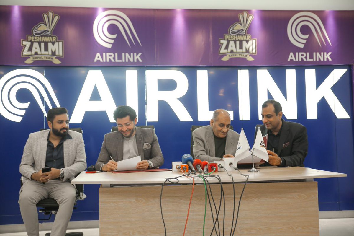 PeshawarZalmi's tweet photo. Announcing @AirlinkALC as Peshawar Zalmi's Official Smart Device Partner for #PSL6

#Zalmi #YellowStorm #ZALMIxAIRLINK https://t.co/CXcS4C6U9b