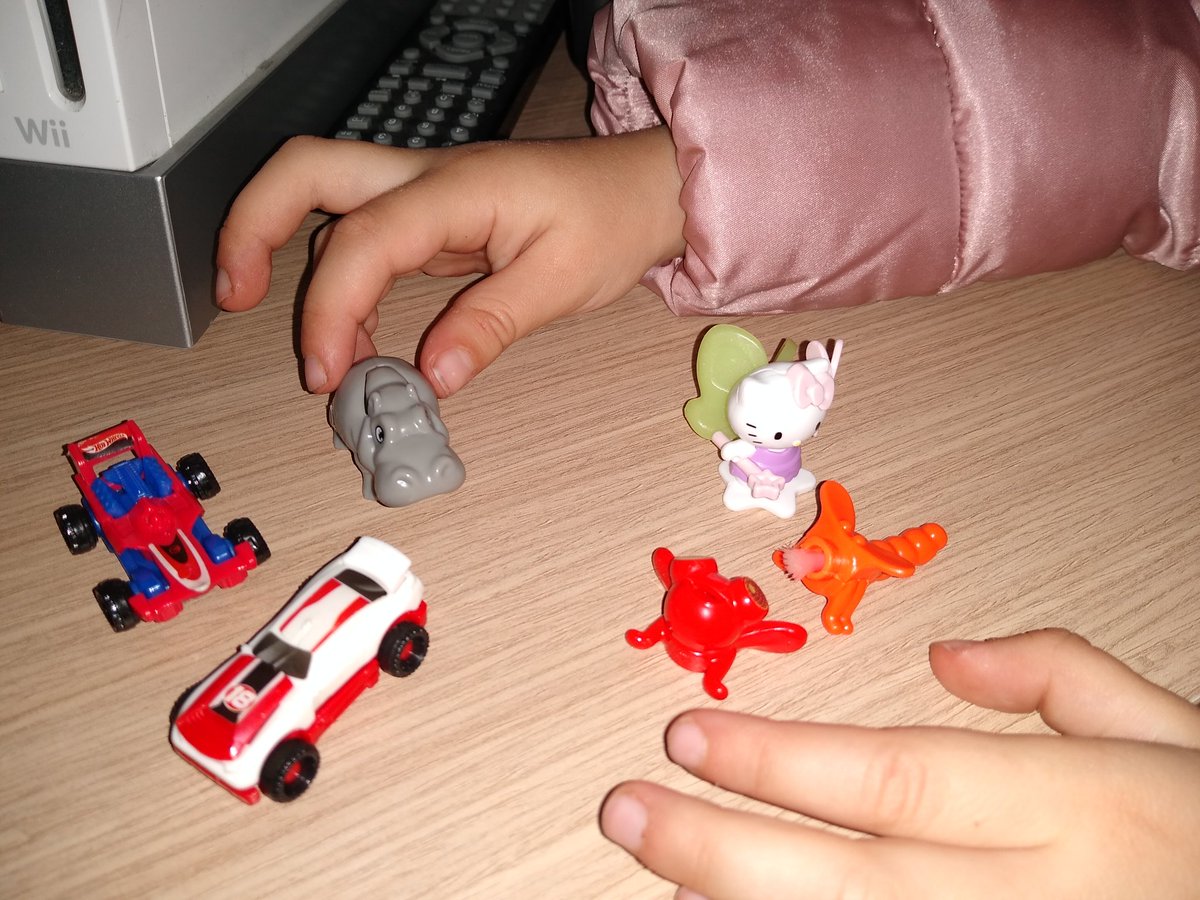 davidferriz's tweet image. El otro día me enteré que hay huevos Kinder rosas y azules y sus sorpresas son diferentes 🤯 ... Y si, la panadera me los da de un color u otro en función del sexo del hijo con el que baje 🤷 ¿De verdad era necesario? Juraría que no eran así cuando yo era peque.