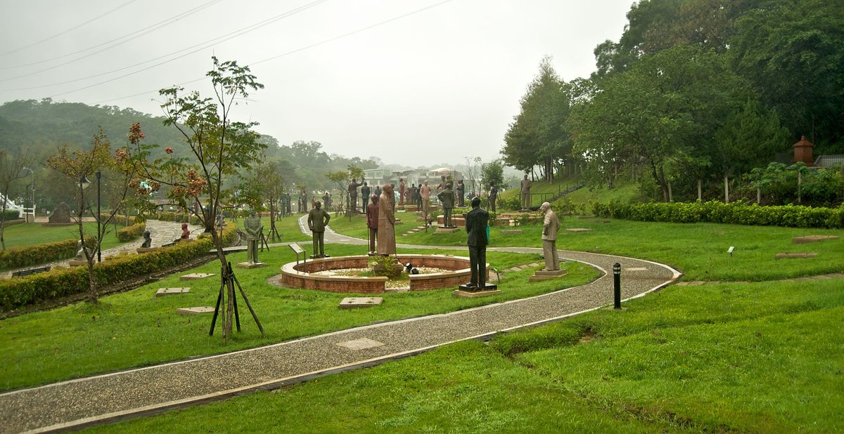 37/ When the country democratized it did not know what to do with thousands of statues of the former leader Chiang Kai Shek. Starting in the 90s and then increasingly through the 2000s these were moved to a statue park where people can go visit thousands of the same statue