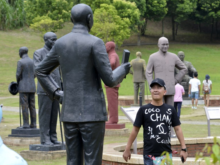 37/ When the country democratized it did not know what to do with thousands of statues of the former leader Chiang Kai Shek. Starting in the 90s and then increasingly through the 2000s these were moved to a statue park where people can go visit thousands of the same statue