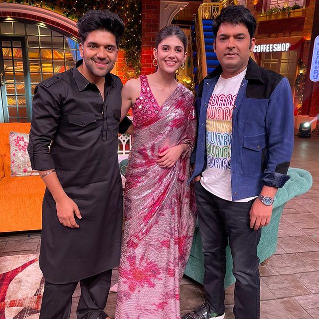filmfare's tweet photo. #SanjanaSanghi and #GuruRandhawa clicked with #KapilSharma on the sets of #TKSS. https://t.co/nuNCLHrFpj