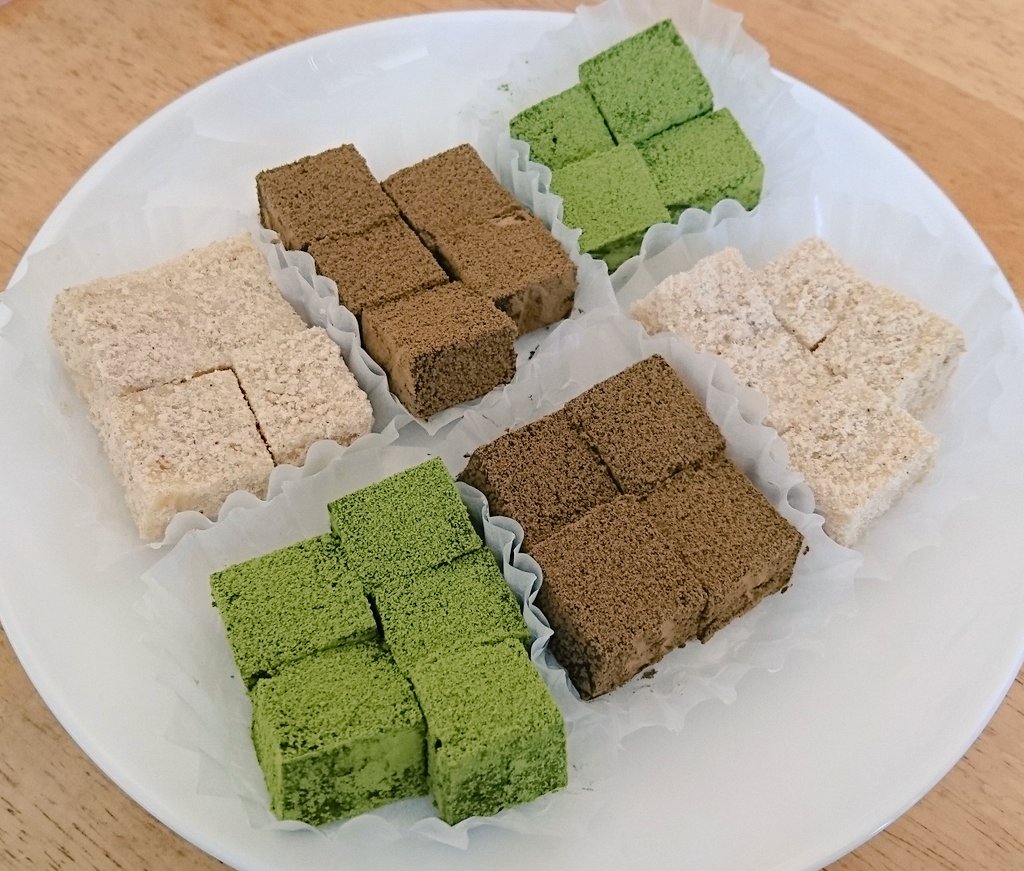 Satoka 手作り生チョコ 抹茶 ほうじ茶 白ごまの3種類です 今回はちみつではなく 水飴を加えました はちみつや水飴を加えると滑らかで美味しいです 白ごまは練りごまを使用し まぶす用は擦り潰しました 白ごま味を初めて作りましたが