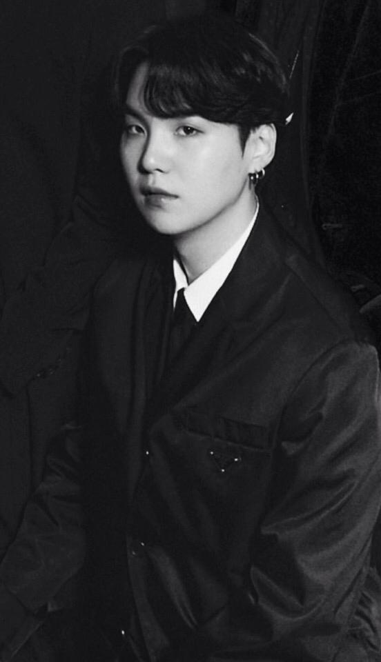 - Yoongi's perfect jawline a thread; #SUGA  @BTS_twt