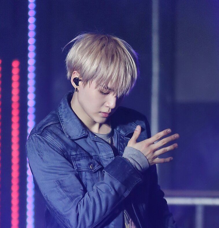 - Yoongi's perfect jawline a thread; #SUGA  @BTS_twt