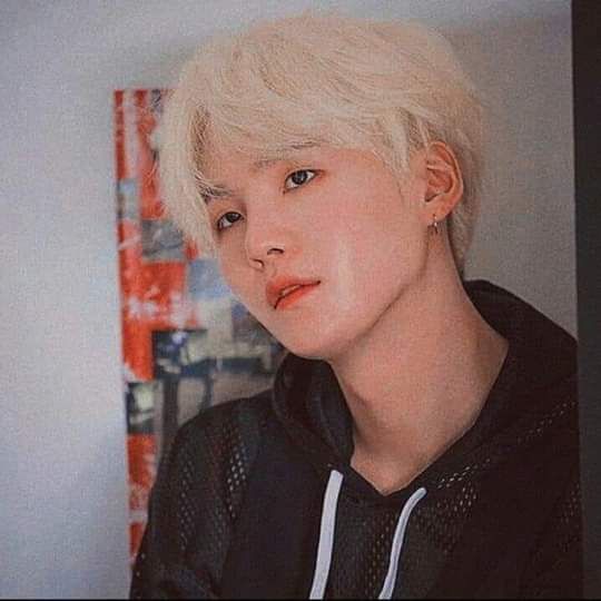 - Yoongi's perfect jawline a thread; #SUGA  @BTS_twt
