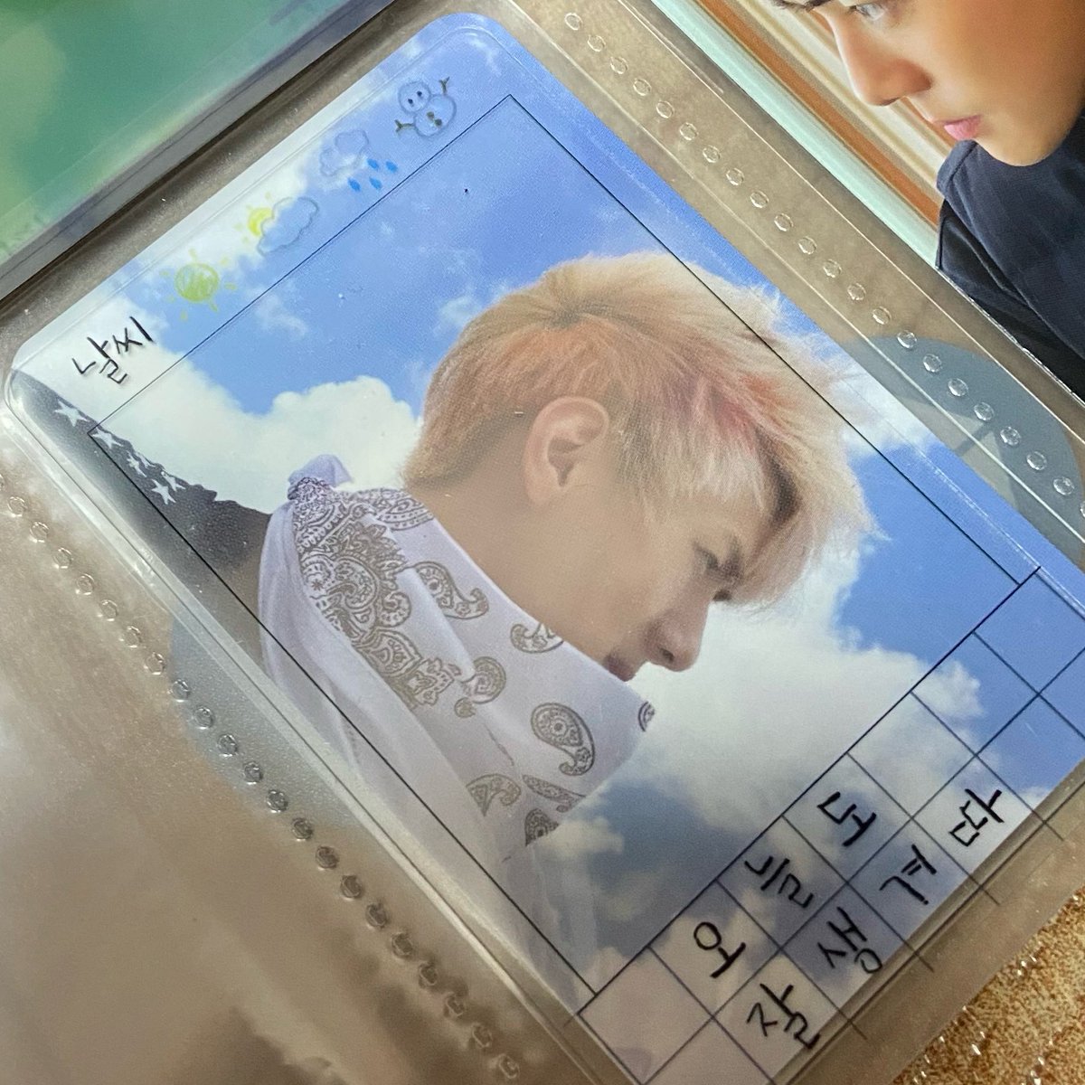 yespig_'s tweet photo. 특전포카 실사입니다! 1단 콜렉트북안에 접착식 오피피를 끼운상태로 넣었을때 노란색표시만큼 오피피 봉투가 남아요! 슬리브 쓰시는 구매자님들은 상관이 없을거같습니다 :-) https://t.co/BcAuTNYpG4