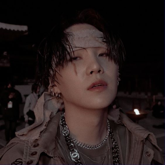 - Yoongi's perfect jawline a thread; #SUGA  @BTS_twt