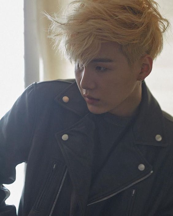 - Yoongi's perfect jawline a thread; #SUGA  @BTS_twt