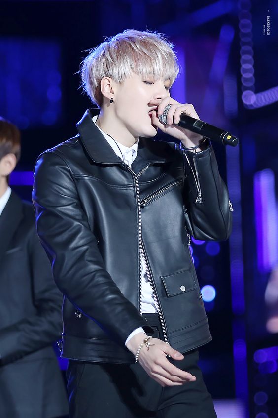 - Yoongi's perfect jawline a thread; #SUGA  @BTS_twt