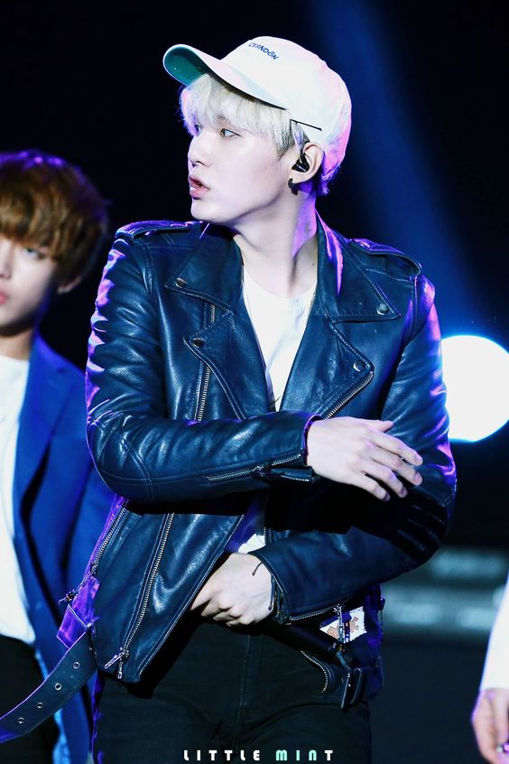 - Yoongi's perfect jawline a thread; #SUGA  @BTS_twt