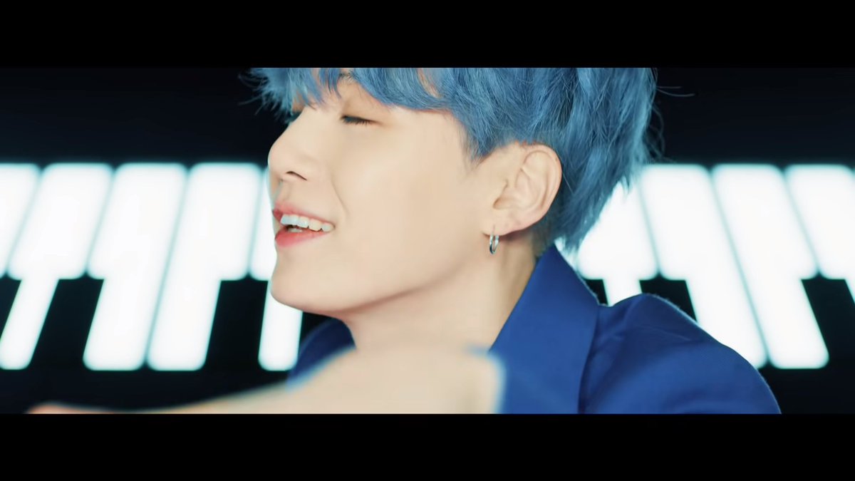 - Yoongi's perfect jawline a thread; #SUGA  @BTS_twt
