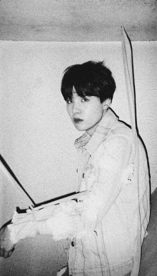 - Yoongi's perfect jawline a thread; #SUGA  @BTS_twt