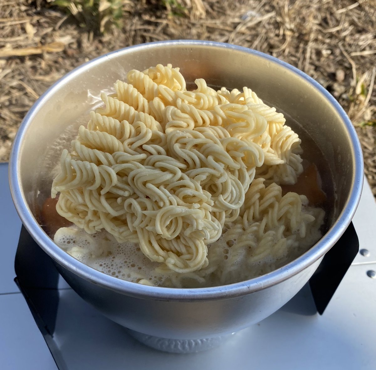 jj4bnf's tweet photo. 初めてのアルコールストーブで焼そば、失敗に終わりました。(><) https://t.co/qNdhXbuhvG