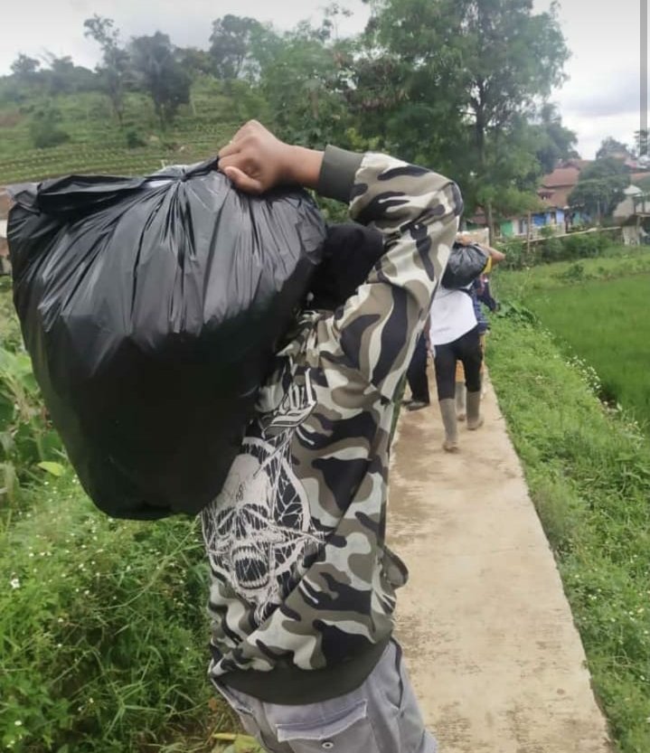 MinmonPS7's tweet photo. Pakaian laiyak pakai dan sembako  donasi dari #NetizenPeduli di-antarkan langsung oleh relawan ke tempat warga yang membutuhkan. https://t.co/5hrZ7pe0Dr