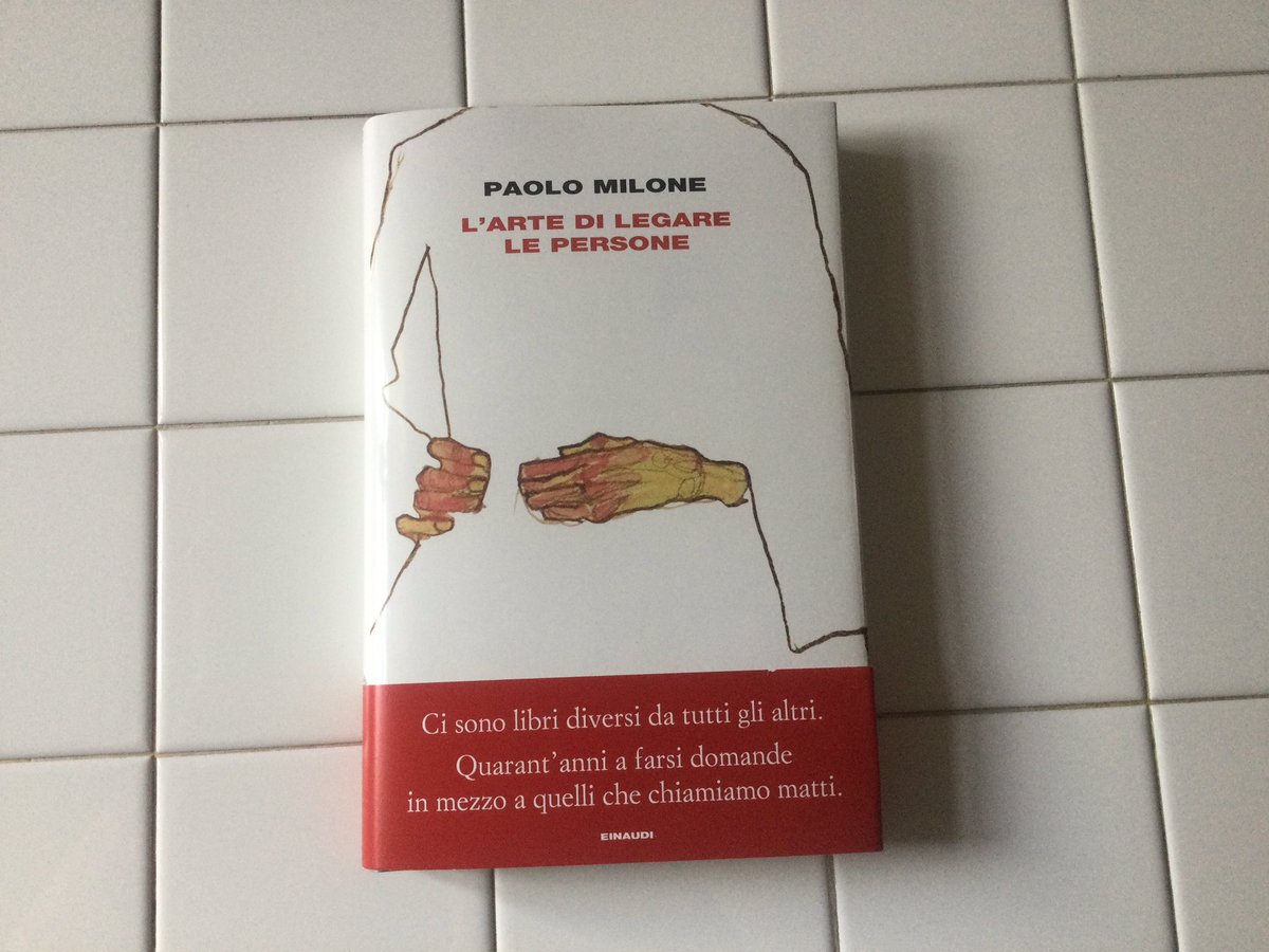 Einaudieditore's tweet image. «L’ARTE DI LEGARE LE PERSONE di Paolo Milone è un libro unico nel panorama italiano. Per forma, oggetto di scavo, capacità d’indagine, arte del paradosso».
Parola di @NicolaLagioia oggi su @Robinson_Rep 

Che aspettate a leggerlo?