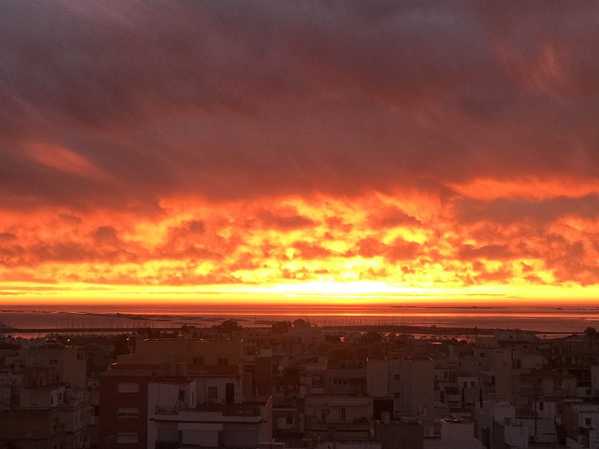 Cel rogenc... pluja o vent ⁦@MeteoMauri⁩ ? ⁦@eltempsTV3⁩ #santcarlesdelarapita