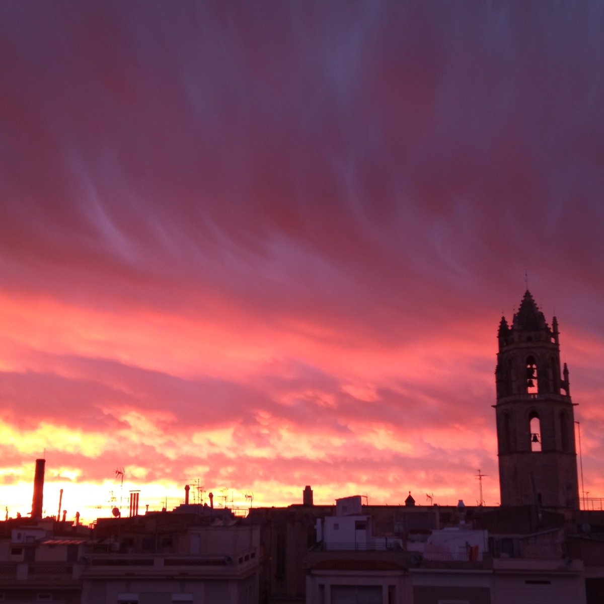 Red alert #núvols #clouds #cloud #cloudy #núvol #cel #sky #sol #sun #sortidadesol #sunrise #campanar #belltower #reus #reusturisme #bondia #goodmorning #skyphotography #Skyline