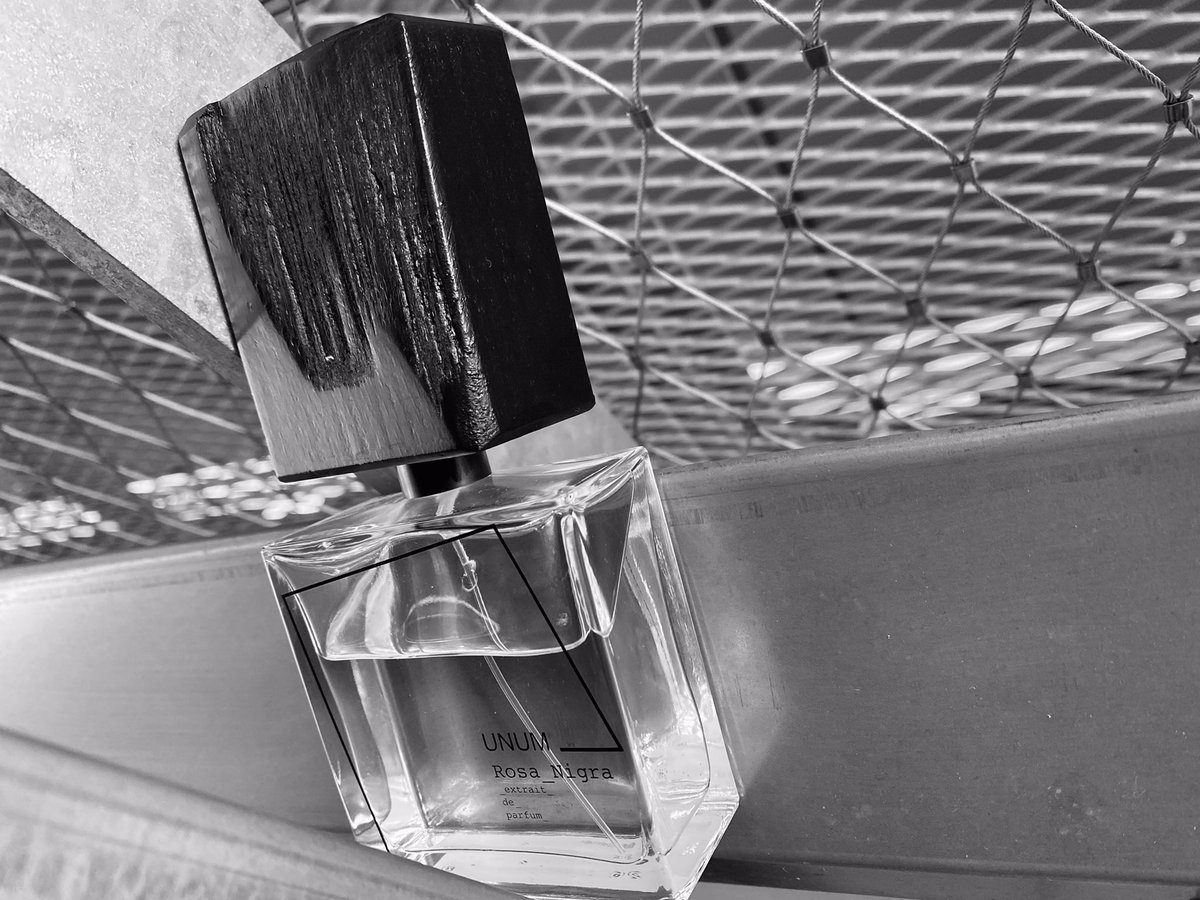 UNUM｜ローザ ニグラ 黒いバラ。 儚く枯れてゆく姿だって芸術。 ローズ