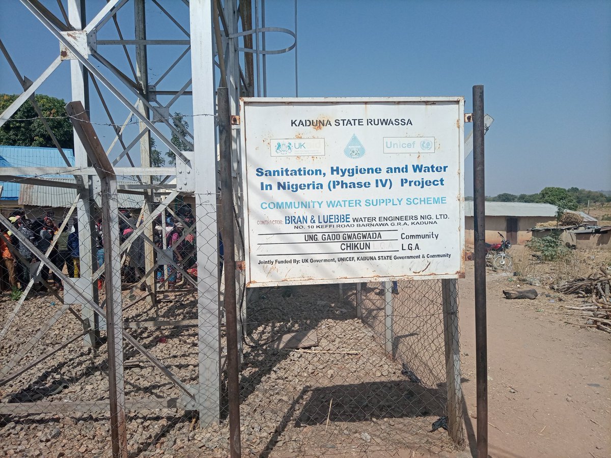 calped4devt's tweet photo. See details of the project @KDRUWASSA.
Currently, a similar installation with a metal tank in a nearby primary school is in disrepair. Of the two other hand pumps in Gwagwada, only one is in working condition.
Help Gwagwada #mitigateCovid19.
@elrufai @AP
#OpenContractingKD https://t.co/eL50QCsyvh
