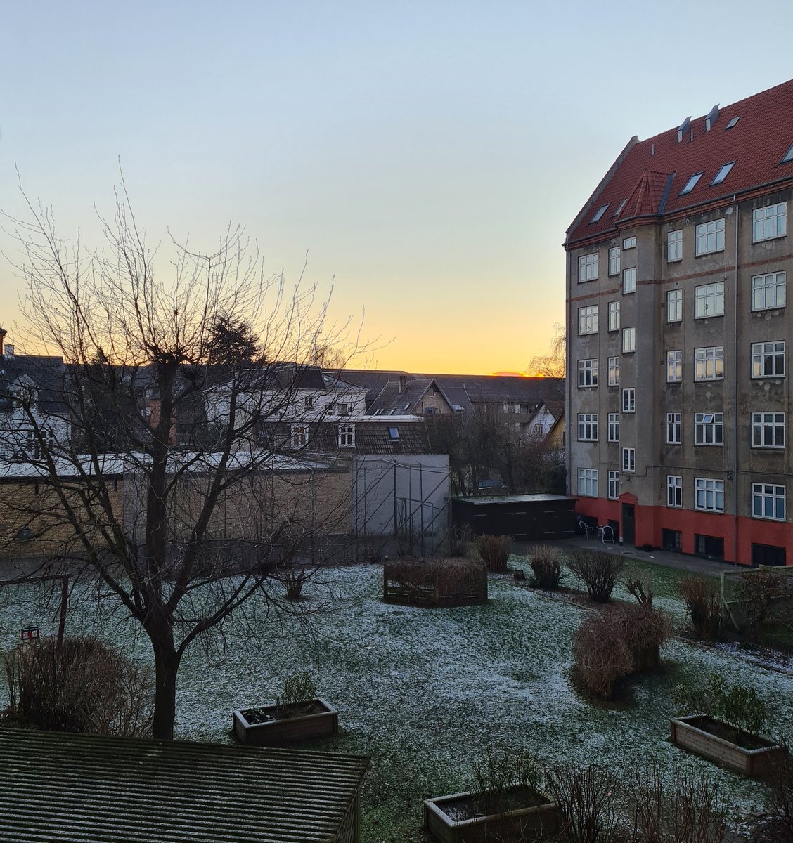 ittastic's tweet image. For the last ten years, I have rarely missed taking a snapshot of the morning of one certain day of the year 🇩🇰🎁🎈🎂 most often sunny, like today is 🥰

#nofilter #happybirthdaytome #beenagoodgirl #sunnymorning #sunny #morning #saturday #birthday #31 #officiallyinmythirties