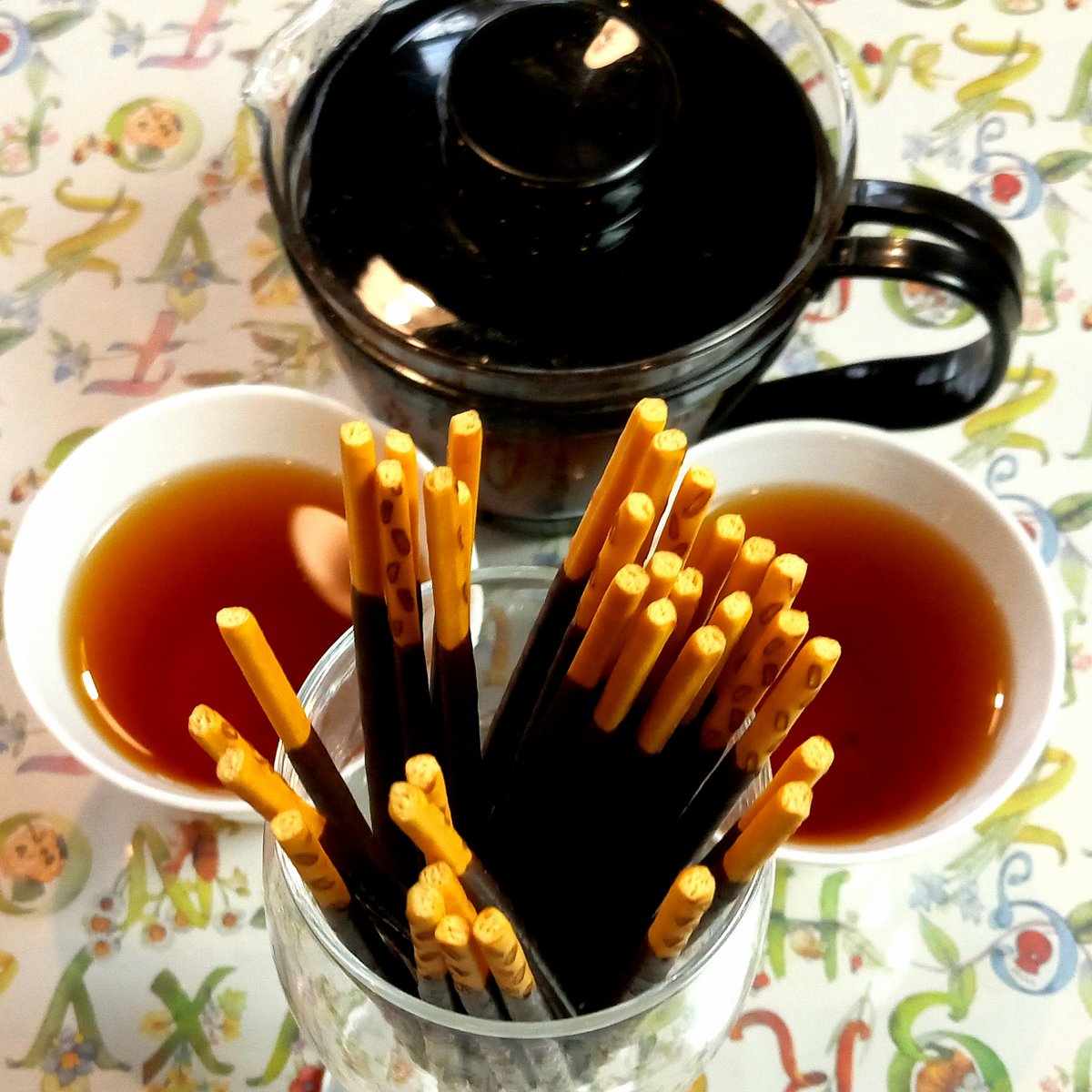 堀田 このティーバッグ 実はもったいないレベルの紅茶が入ってる 今日の おうちカフェ は ポッキー 紅茶はキャンディ ドテルオヤ茶園 ポッキーは紅茶に良く合います 国産紅茶グランプリ専門家審査の口直しの定番です キャンディはスリランカ