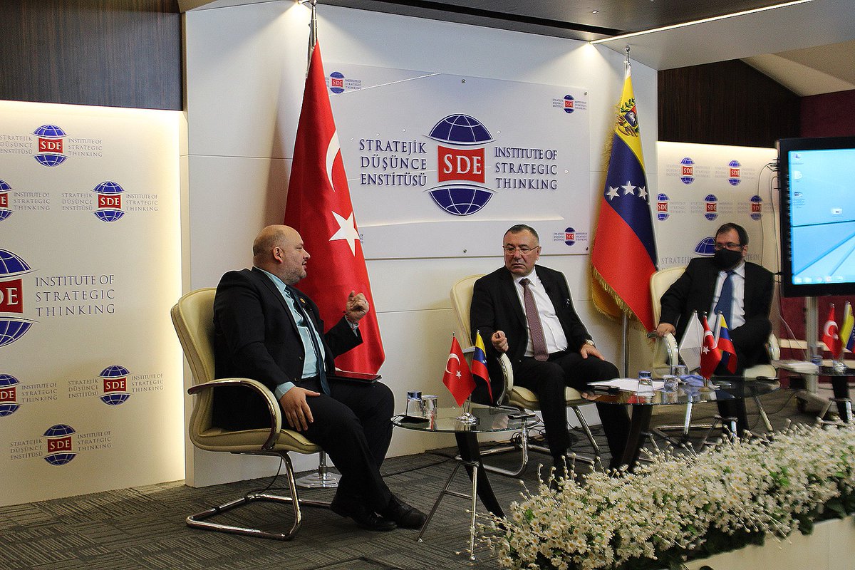 VM Carlos Ron en <a href="/sdeorg/">Stratejik Düşünce Enstitüsü</a>: El Pueblo venezolano ha resistido una serie de ataques multiformes gracias a su coraje. Compartimos con Turquía la voluntad de defender el Derecho Internacional y tener una política exterior propia e independiente <a href="/NicolasMaduro/">Nicolás Maduro</a> <a href="/jaarreaza/">Jorge Arreaza M</a> @CancilleriaVE
