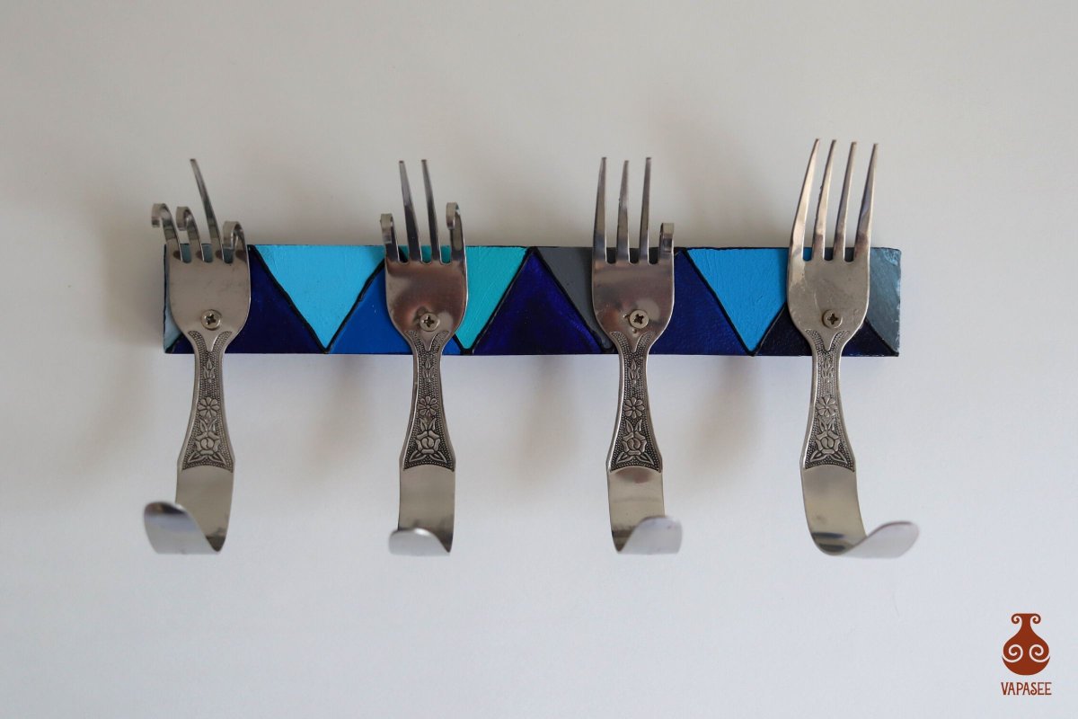 vapaseeindia's tweet photo. Reinventing utility. They once adorned dining tables, with a distinctive class. They are now all transformed to serve as mask and key hangers in your living area. Simple, elegant and high in utility, these hangers come in as a pleasant surprise to all eyes
#vapasee #upcycleddecor https://t.co/4oTRPYuuUy