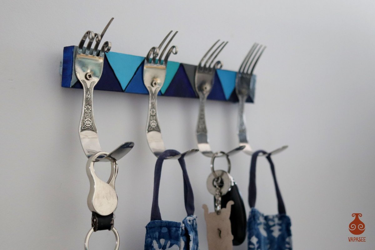 vapaseeindia's tweet photo. Reinventing utility. They once adorned dining tables, with a distinctive class. They are now all transformed to serve as mask and key hangers in your living area. Simple, elegant and high in utility, these hangers come in as a pleasant surprise to all eyes
#vapasee #upcycleddecor https://t.co/4oTRPYuuUy