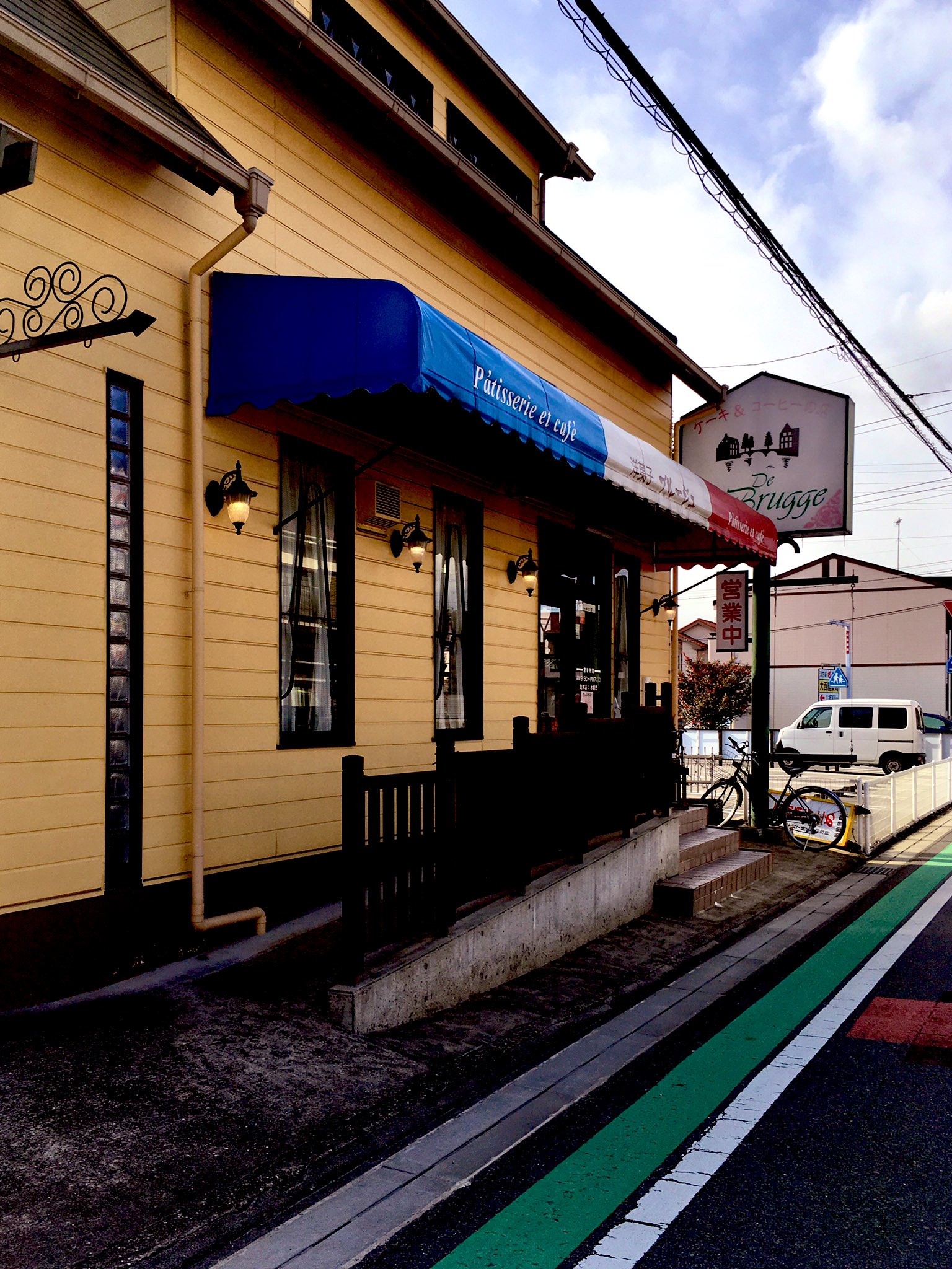 りょう 今日は寄りたかったケーキ屋さんに行きました 岡崎市矢作にあるケーキ屋さん ブルージュ ケーキが可愛いお店で レインボーってケーキが可愛い 虹に白いハト スポンジの味も レインボーの様に味が色々 おいしかった