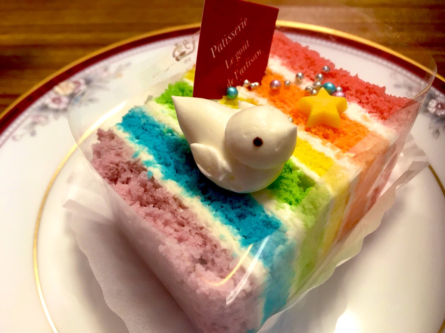 りょう 今日は寄りたかったケーキ屋さんに行きました 岡崎市矢作にあるケーキ屋さん ブルージュ ケーキが可愛いお店で レインボーってケーキが可愛い 虹に白いハト スポンジの味も レインボーの様に味が色々 おいしかった