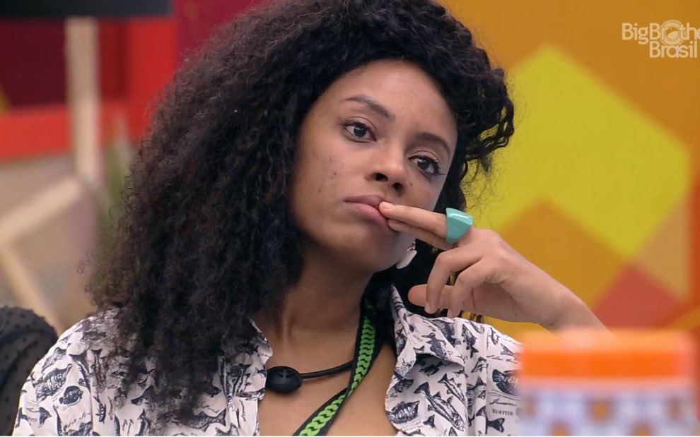 raphamador's tweet photo. certeza que esse colar da imunidade é uma horcrux que tá deixando as pessoas completamente surtadas nesse programa #BBB21 https://t.co/x5JbsYl1JJ