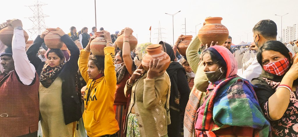 SachinGuptaIN's tweet photo. #farmersrprotest
गाजीपुर बॉर्डर पर UP के जिला शामली से महिलाएं घड़ों में पानी लेकर पहुंची हैं। धरनारत किसानों के लिए अब गांव-गांव से पानी आ रहा है। https://t.co/qXifEn0Dk6