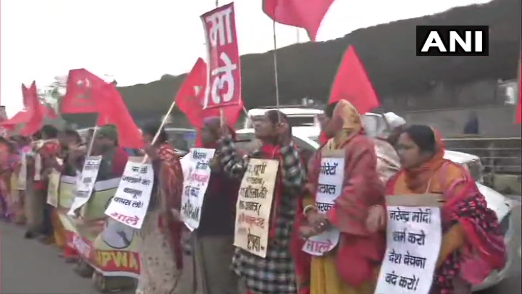 ANI's tweet photo. Bihar: Workers of parties in Grand Alliance form a human chain in Patna in protest against the three central agriculture laws. "We will continue to organise such protests until the laws are repealed," says RJD MP Manoj Jha. https://t.co/TsX0nUEK9X